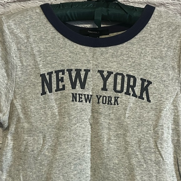 🌿Free w/ Bundle! Forever 21 NY Cropped Tee - Picture 2 of 7